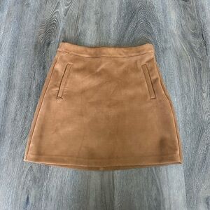 Pull & Bear Mini Skirt Perfect for fall in Size S